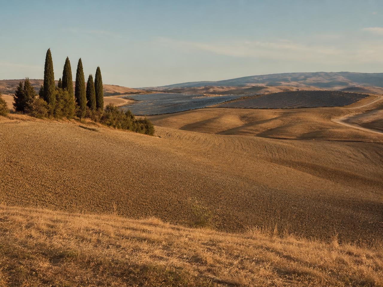 Paysage rural italien avec une installation solaire
